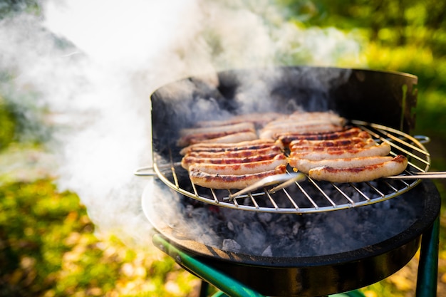 Barbecue con salsicce alla griglia