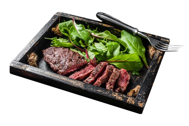 Barbecue di bistecca arrosto in vassoio di legno con insalata di verdure isolata su sfondo bianco Vista superiore