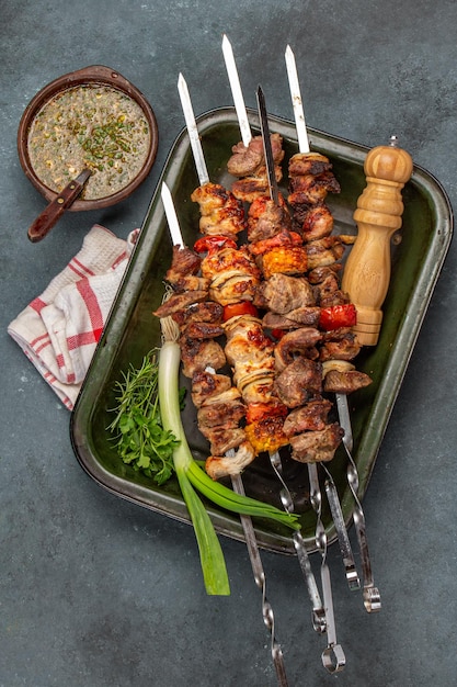 Barbecue di carne di maiale alla griglia spiedini di pollo e verdure sul vassoio Vista dall'alto piatto