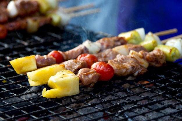 Barbecue di maiale alla griglia delizioso in cibo di strada, barbecue sulla griglia