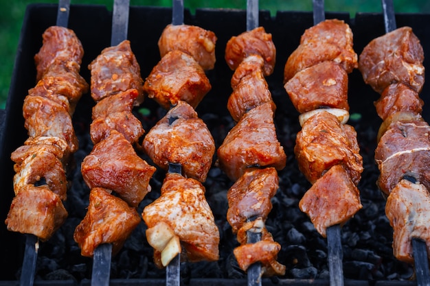 Barbecue di maiale viene preparato su spiedini alla griglia