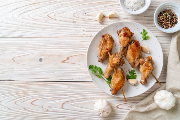 barbecue di pollo alla griglia con pepe e aglio