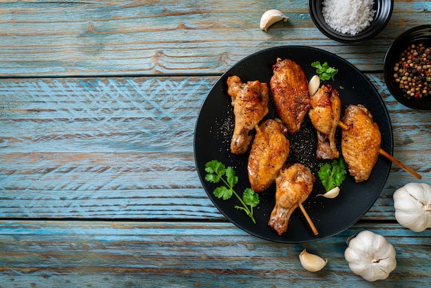 barbecue di pollo alla griglia con pepe e aglio