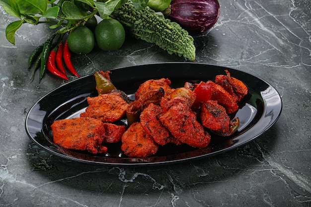 Barbecue di pollo tikka di cucina indiana