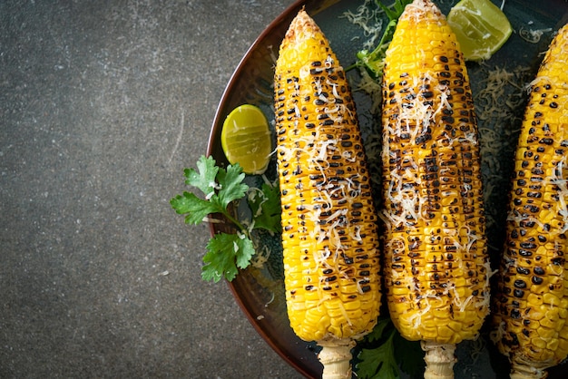 barbecue e mais alla griglia con formaggio e lime sulla piastra