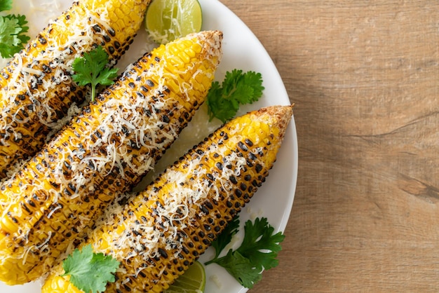 barbecue e mais alla griglia con formaggio e lime sulla piastra