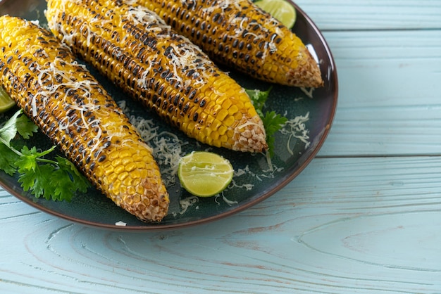 barbecue e mais alla griglia con formaggio e lime sulla piastra