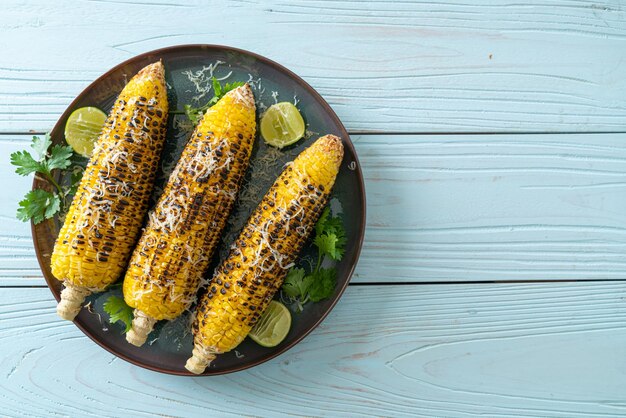 Barbecue e mais alla griglia con formaggio e lime