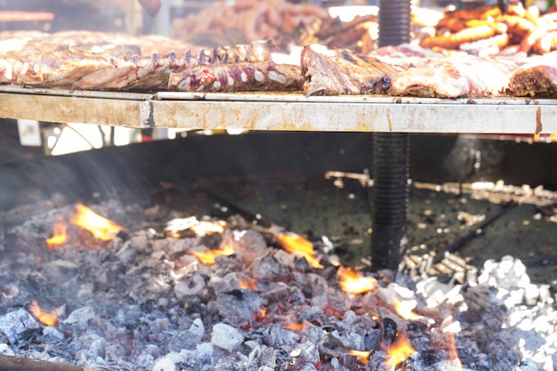 barbecue medievale con salsicce, polpi, carne, costolette e tutti i tipi di cibi tradizionali spagnoli