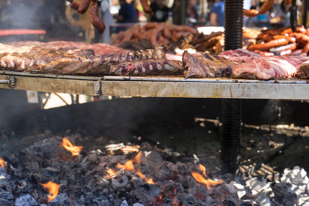 barbecue medievale estivo con salsicce, polpi, carne, costolette e tutti i tipi di cibi tradizionali spagnoli