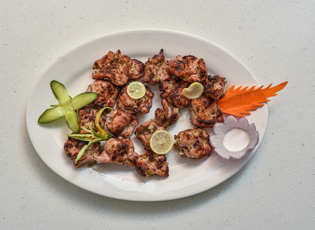 Barbecue piccante di pollo malai tikka boti servito in un piatto isolato su sfondo grigio vista dall'alto del cibo indiano pakistani