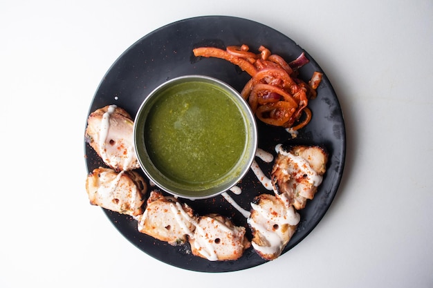 Barbecue piccante pollo Malai tikka boti Kebab con salsa di peperoncino servito in un piatto isolato su sfondo grigio vista dall'alto del cibo del Bangladesh