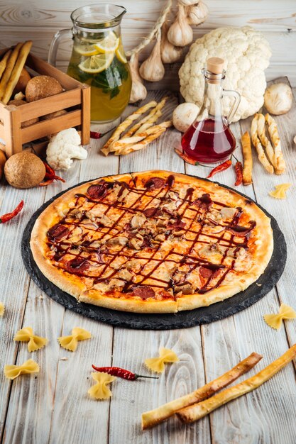 Barbecue pizza peperoni cipolla rossa e mozzarella