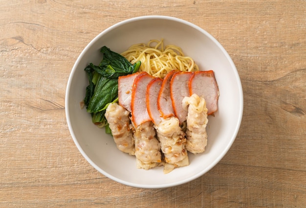 Barbecue Red Pork e Wonton Noodles con zuppa di cibo asiatico