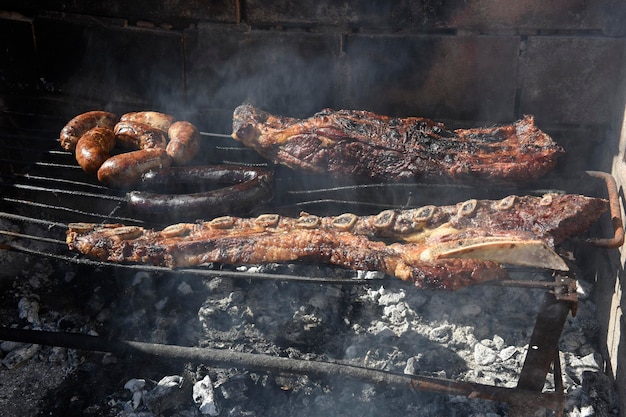 Barbecue salsicce alla griglia e carne di mucca cucina tradizionale argentina