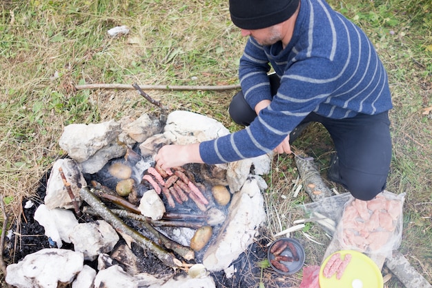 Barbecue sulla pietra in montagna