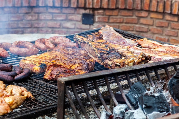 Barbecue tradizionale Parrilla Argentina realizzato con brace direttamente dal legno