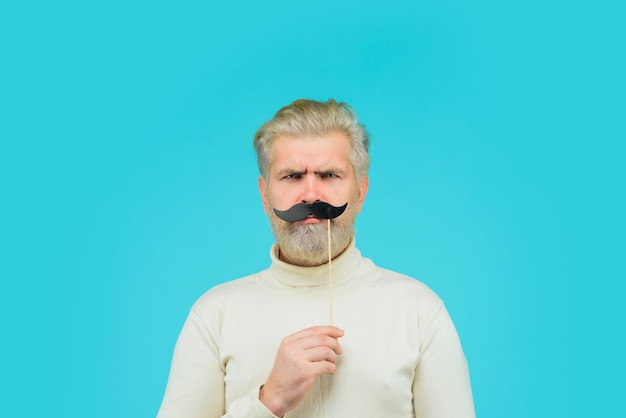 Barbershop pubblicità uomo serio con i baffi sul bastone barbiere professionale per la cura della barba concept