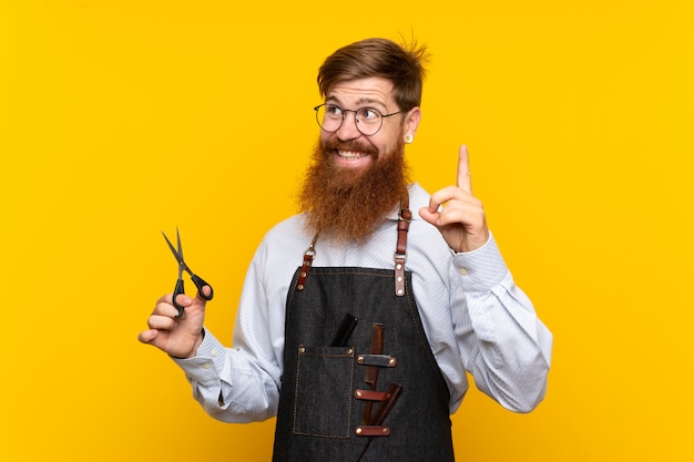 Barbiere con la barba lunga in un grembiule