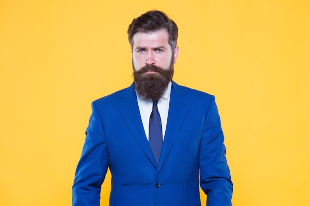 Barbiere e stilista di moda Concetto di ragazzo bello Perché ne vale la pena Uomo d'affari fiducioso bell'uomo barbuto in abito formale Gusto di successo Top manager hipster bello di successo