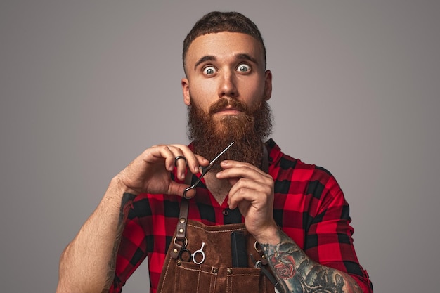 Barbiere pazzo che taglia la barba allo zenzero