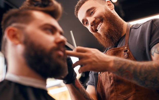 Barbiere per lo styling dei capelli di un cliente