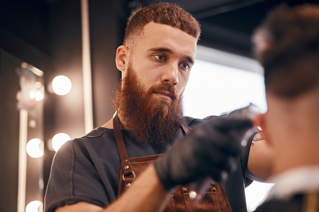 Barbiere per lo styling dei capelli di un cliente