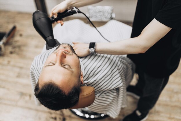 Barbiere per lo styling della barba e il processo di taglio Banner da barbiere per uomini