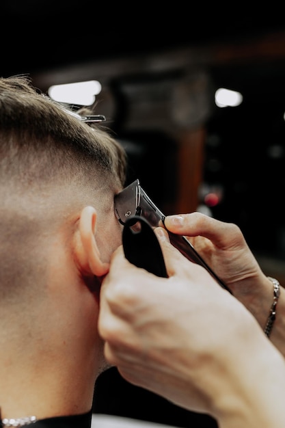 Barbiere strumenti attrezzature strumenti e processo di lavoro con capelli e barba