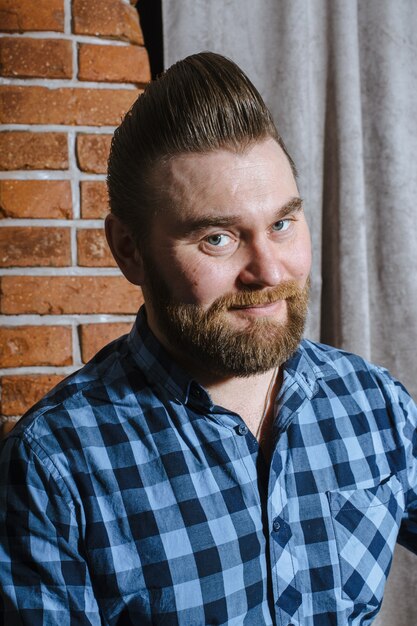 Barbiere, un uomo con la barba tagliata da parrucchiere. Bellissimi capelli e cura, parrucchiere