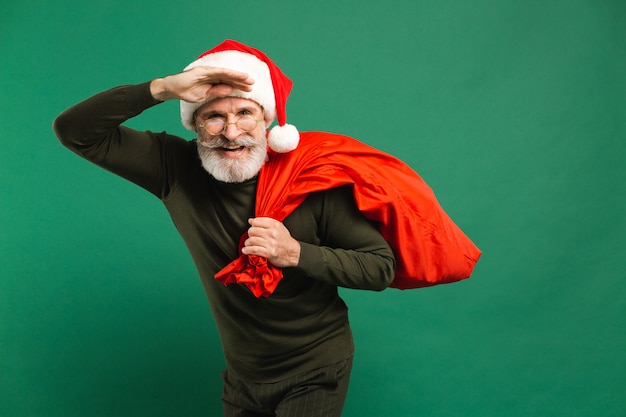 barbuto moderno Babbo Natale che tiene il sacco rosso