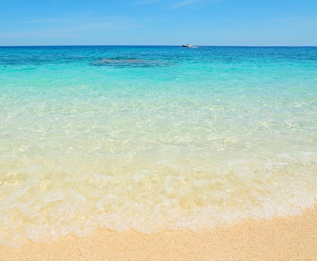 Barca a Cala Biriola in una giornata limpida Sardegna