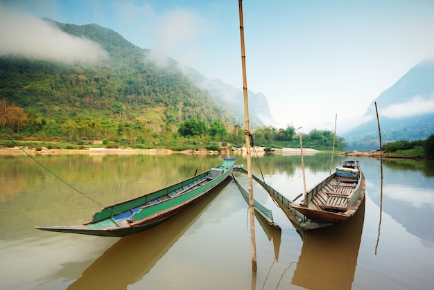 Barca a coda lunga locale nel Mekong, Laos