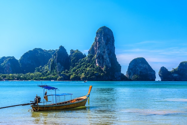 Barca a coda lunga sulla spiaggia tropicale Tonsai Bay Railay Beach Ao N