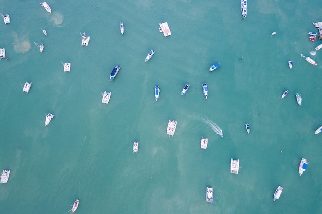 Barca a dondolo parcheggiata nel mare nella baia di Chalong