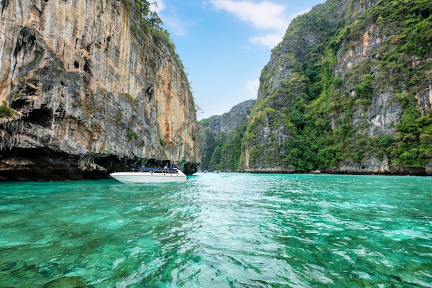 Barca a motore che naviga sulla laguna di Pileh calcare di montagna all'isola di Phi Phi