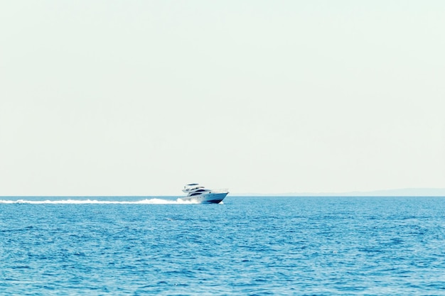 Barca a motore di lusso che gira nel mare blu, vacanze estive
