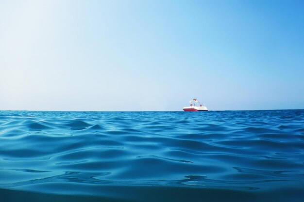 Barca a motore sul mare blu aperto