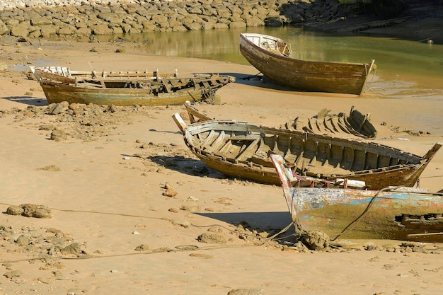 Barca a remi vecchia e abbandonata arenata sulla riva del a cadice