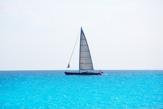 Barca a vela a vela nelle isole Baleari turchese del Mediterraneo