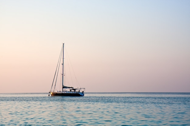 Barca a vela all'orizzonte in una giornata di sole