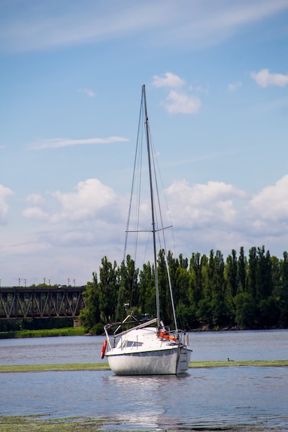 Barca a vela bianca sul fiume Dnieper