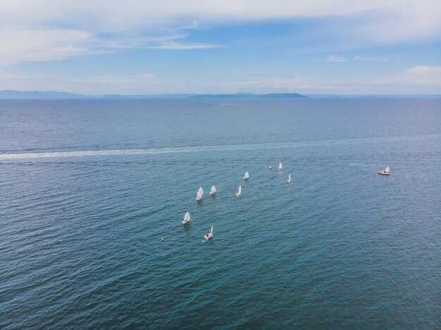 Barca a vela da drone in una giornata ventosa