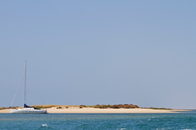 Barca a vela e isola deserta