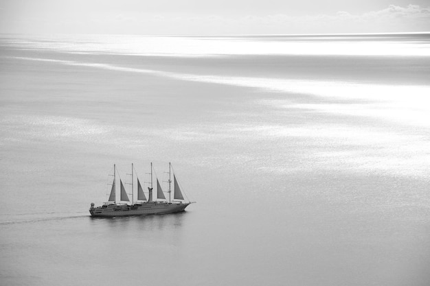 Barca a vela in bianco e nero impressionante immagine concettuale sulla navigazione e barche a vela dall'alto