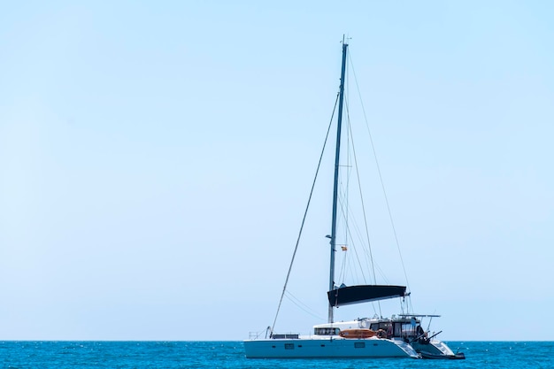 Barca a vela in mare a vela sulle onde Yachtsman durante l'allenamento su una barca a vela