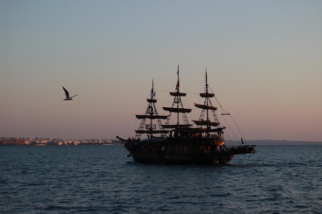 Barca a vela in mare contro un cielo limpido