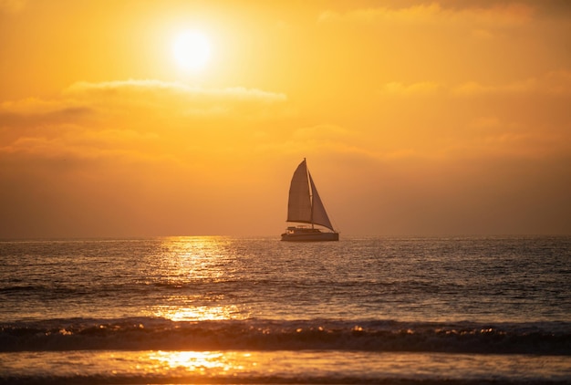 Barca a vela in mare vista sul mare alba dorata sul mare natura paesaggio bellissimo arancione e giallo co
