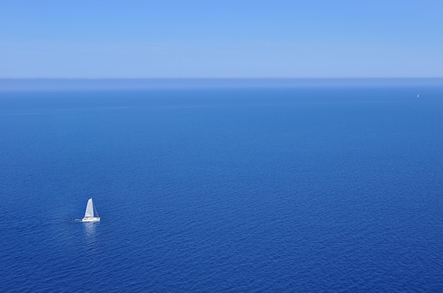 Barca a vela nell&#39;oceano