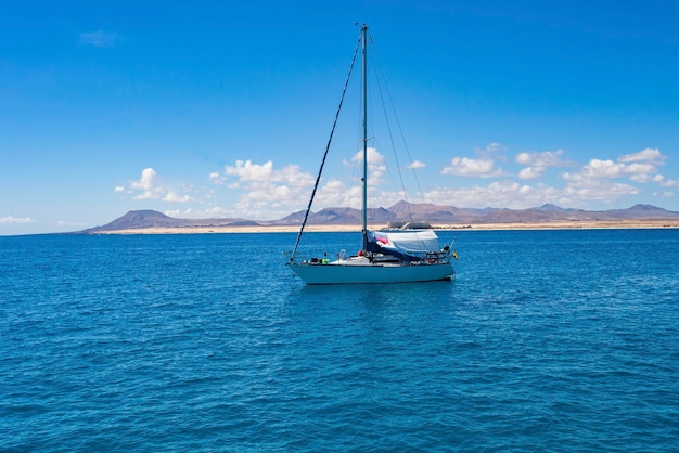 barca a vela nelle calme acque dell'isola di Fuerteventura